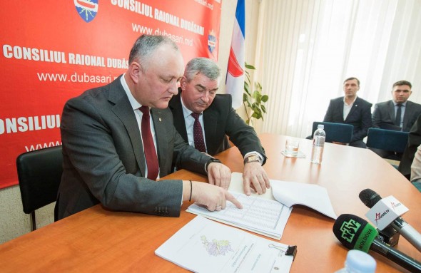 Un președinte de raion socialist, filmat în timp ce oferă bani alegătorilor pentru ca să voteze pe Igor Dodon și PSRM